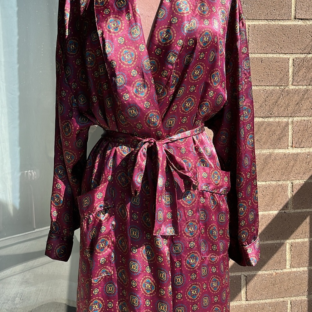 🇭🇰 Gorgeous satin longsleeve full length robe
